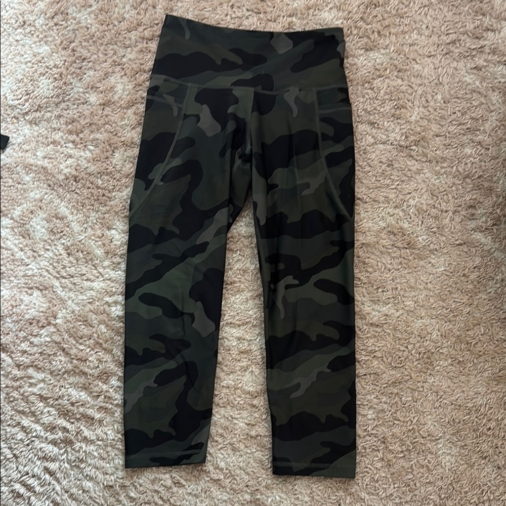 Women’s Old Navy Camo Leggings - Size S - 7/8ths Length